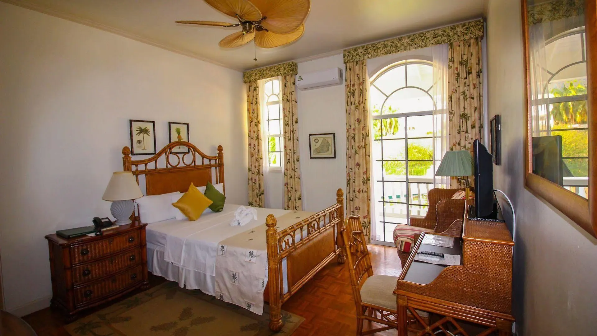 Grenadine House Hotel Kingstown 4*,